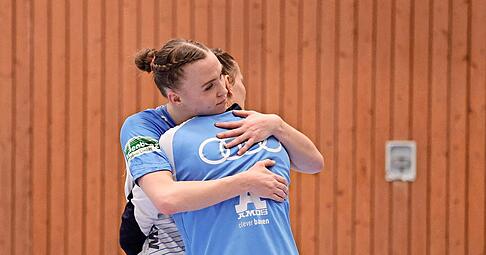 Gegenseitig Trost spenden m&uuml;ssen sich Lilli Holste (links) und Munia Smits zwar noch nicht, doch beide teilen derzeit das Schicksal, nicht spielf&auml;hig zu sein. Den R&uuml;ckraum-Spielerinnen droht gegen den SV Union Halle-Neustadt eine Pause.