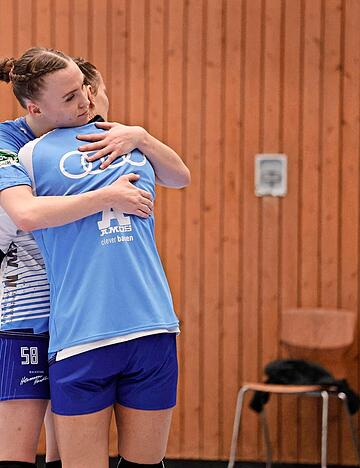 Gegenseitig Trost spenden m&uuml;ssen sich Lilli Holste (links) und Munia Smits zwar noch nicht, doch beide teilen derzeit das Schicksal, nicht spielf&auml;hig zu sein. Den R&uuml;ckraum-Spielerinnen droht gegen den SV Union Halle-Neustadt eine Pause.