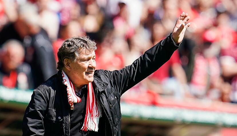 Trainer Otto Rehhagel führte den Bundesliga-Aufsteiger 1. FC Kaiserslautern 1997 sensationell zur Meisterschaft. Trainer Otto Rehhagel führte den Bundesliga-Aufsteiger 1. FC Kaiserslautern 1997 sensationell zur Meisterschaft.