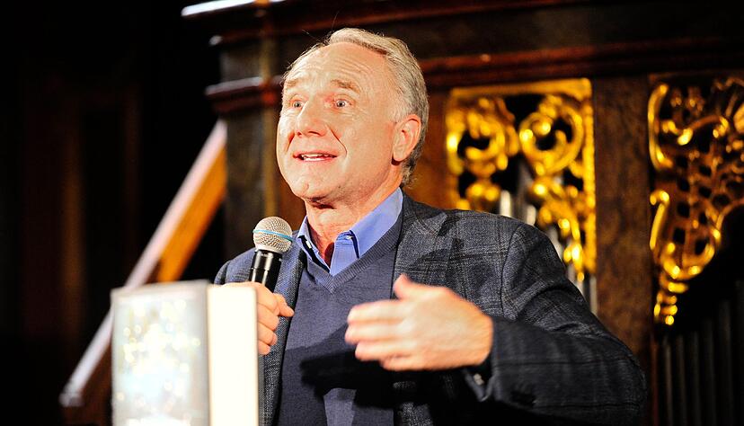 US-Erfolgsautor Dan Brown hat in der Spiegelkapelle des Clementinums, eines ehemaligen Jesuitenkollegs in Prag, seinen neuesten Thriller «The Secret of Secrets» vorgestellt. US-Erfolgsautor Dan Brown hat in der Spiegelkapelle des Clementinums, eines ehemaligen Jesuitenkollegs in Prag, seinen neuesten Thriller «The Secret of Secrets» vorgestellt.