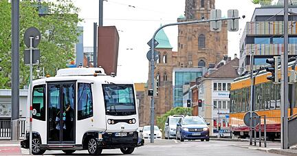 Die Stadtbahn hat in den 1990ern auch städtebaulich viel bewegt. Inzwischen zeugt der autonome Bus-Shuttle von der Mobilitätswende.
Foto: Ralf Seidel