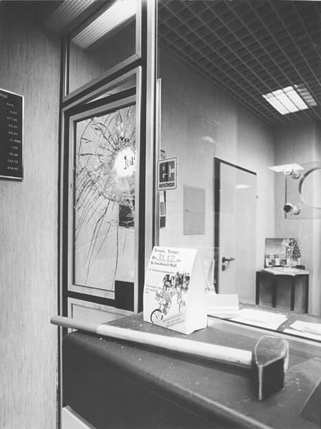Tatortfoto von der Cleebronner Volksbank: Mit einem Vorschlaghammer wurde am 28. Dezember 1984 die Glastür eingeschlagen. Durch das Loch hält der Täter eine Waffe. Die Beute: 79.000 Mark. Das bleibt nicht die letzte Tat des Hammermörders. Tatortfoto von der Cleebronner Volksbank: Mit einem Vorschlaghammer wurde am 28. Dezember 1984 die Glastür eingeschlagen. Durch das Loch hält der Täter eine Waffe. Die Beute: 79.000 Mark. Das bleibt nicht die letzte Tat des Hammermörders.