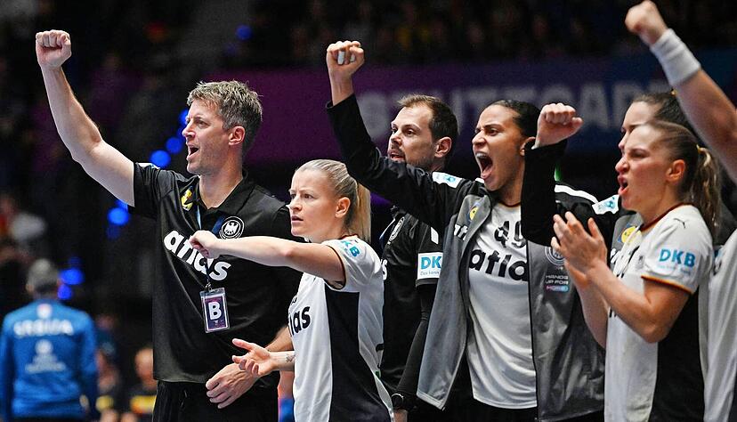 Bundestrainer Markus Gaugisch, seine Spielführerin und Top-Torschützin Antje Döll sowie Co-Trainer Frederick Griesbach und Aimée von Pereira (von links) hatten in Stuttgart viel Grund zur Freude. Bundestrainer Markus Gaugisch, seine Spielführerin und Top-Torschützin Antje Döll sowie Co-Trainer Frederick Griesbach und Aimée von Pereira (von links) hatten in Stuttgart viel Grund zur Freude.