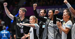 Bundestrainer Markus Gaugisch, seine Spielführerin und Top-Torschützin Antje Döll sowie Co-Trainer Frederick Griesbach und Aimée von Pereira (von links) hatten in Stuttgart viel Grund zur Freude.