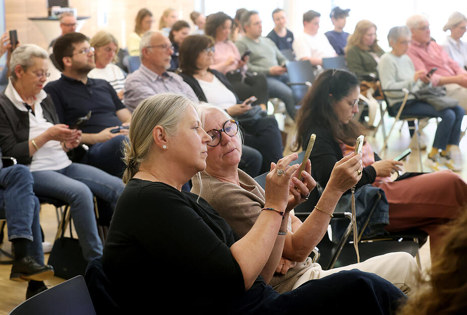 Mit einem weltweiten Umsatz von 197 Milliarden Euro, so f&uuml;hrt sie aus, liegt die Gaming-Branche innerhalb der Medien nur noch hinter dem Fernsehen und k&ouml;nnte dieses Prognosen zufolge bald &uuml;berholen.