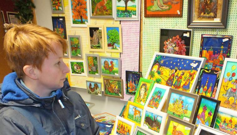 Beilstein: Die Hinterglasmalereien findet Katarina Rossnagel ganz reizend.