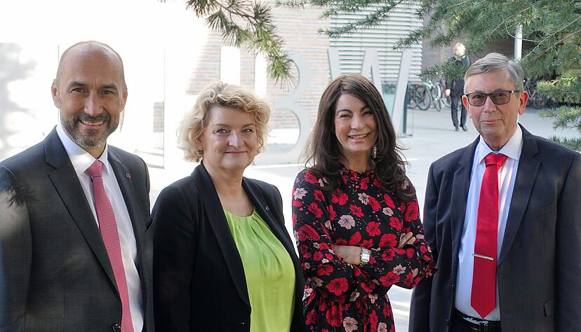 Zehn Jahre nach dem Start: Ulrich Zeyer (v.l.), DHBW-Pr&auml;sidiumsmitglied Doris Nitsche-Ruhland, Rektorin Nicole Graf und G&uuml;nter K&auml;&szlig;er-Pawelka.
Foto: Gleichauf