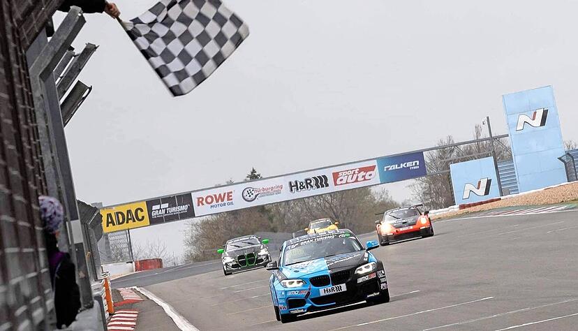 Yannick Fübrich sieht im BMW M240i als Erster seiner Klasse die schwarz-weiß-karierte Flagge. Es war sein zweiter Erfolg in der noch jungen Saison.