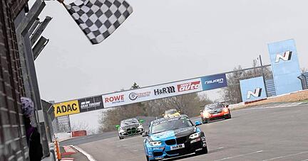 Yannick Fübrich sieht im BMW M240i als Erster seiner Klasse die schwarz-weiß-karierte Flagge. Es war sein zweiter Erfolg in der noch jungen Saison.
Foto: Björn Schüller