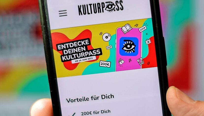 Das Angebot für 18-Jährige war auf Initiative der damaligen Kulturstaatsministerin Claudia Roth (Grüne) vor zwei Jahren mit 200 Euro gestartet. Zum Jahresende soll mit dem Kulturpass nun Schluss sein.