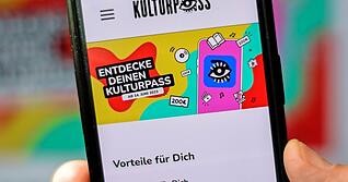 Das Angebot für 18-Jährige war auf Initiative der damaligen Kulturstaatsministerin Claudia Roth (Grüne) vor zwei Jahren mit 200 Euro gestartet. Zum Jahresende soll mit dem Kulturpass nun Schluss sein.