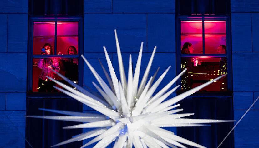 Die Lichter am Baum sind angeknipst.