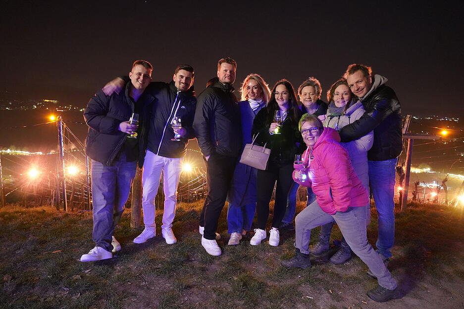 Besucher genie&szlig;en die sch&ouml;ne Aussicht beim Rebengl&uuml;hen in Bretzfeld.