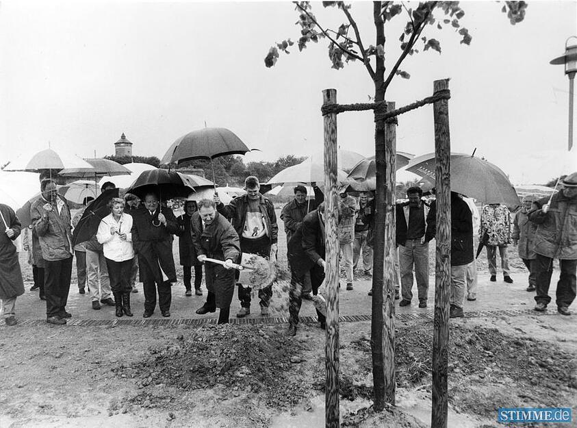 Oberb&uuml;rgermeister Dr. Manfred Weinmann und Baub&uuml;rgermeister Ulrich Frey pflanzen am Er&ouml;ffnungstag, am 13.Mai 1995, einen Baum.