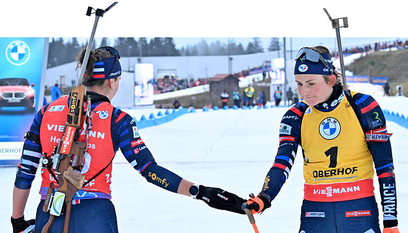Kühler, kurzer Handschlag statt Freude über den Doppelsieg: Justine Braisaz-Bouchet (re.) gratuliert Julia Simon in Oberhof zum Sieg in der Verfolgung.
Foto: dpa Kühler, kurzer Handschlag statt Freude über den Doppelsieg: Justine Braisaz-Bouchet (re.) gratuliert Julia Simon in Oberhof zum Sieg in der Verfolgung.
Foto: dpa
