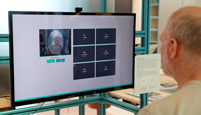 Im Studio für angewandte KI können Besucher ihre Vitalzeichen messen lassen. Ein solches System kann Krankenhäusern bei der Erfassung von Patienten helfen. Im Studio für angewandte KI können Besucher ihre Vitalzeichen messen lassen. Ein solches System kann Krankenhäusern bei der Erfassung von Patienten helfen.