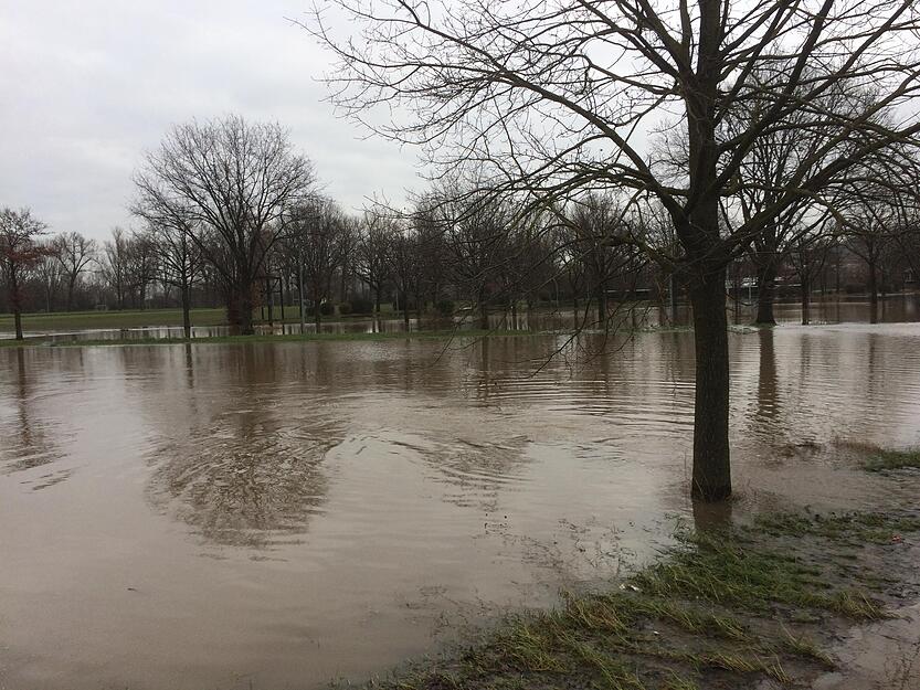 Straßen wegen Hochwasser gesperrt Straßen wegen Hochwasser gesperrt