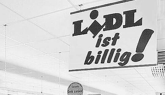 Damals wie heute blieb man sich dem Motto treu (rechts): Aus „Lidl ist billig“ wurde „Lidl lohnt sich“. Damals wie heute blieb man sich dem Motto treu (rechts): Aus „Lidl ist billig“ wurde „Lidl lohnt sich“.