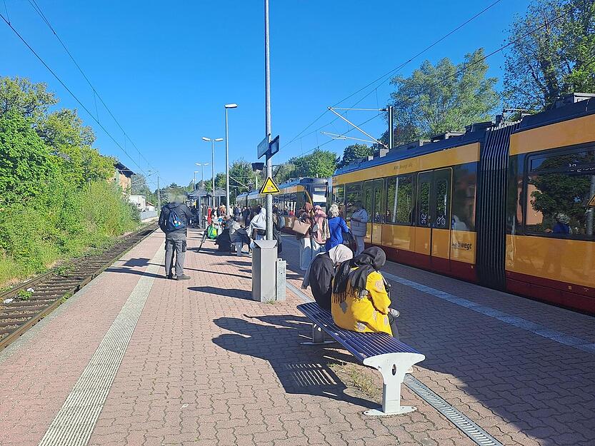Die Linie S4 ist am Mittwochnachmittag unterbrochen: Fahrg&auml;ste in Weinsberg m&uuml;ssen nach dem Vorfall auf den Schienenersatzverkehr ausweichen.