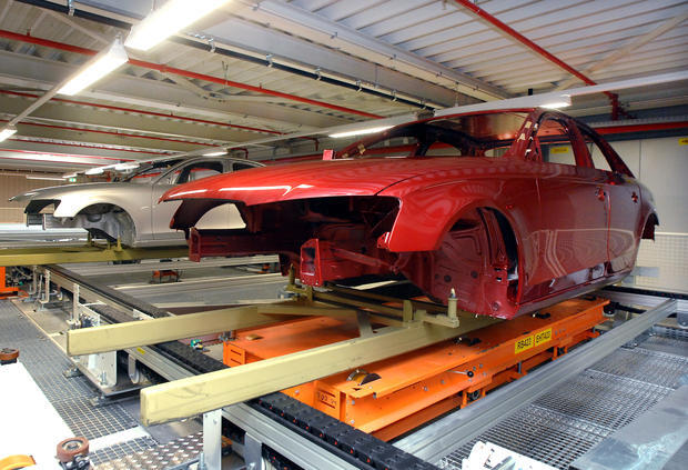 Rohe und lackierte Karossen werden im Verteilzentrum zwischengelagert. Rohe und lackierte Karossen werden im Verteilzentrum zwischengelagert.