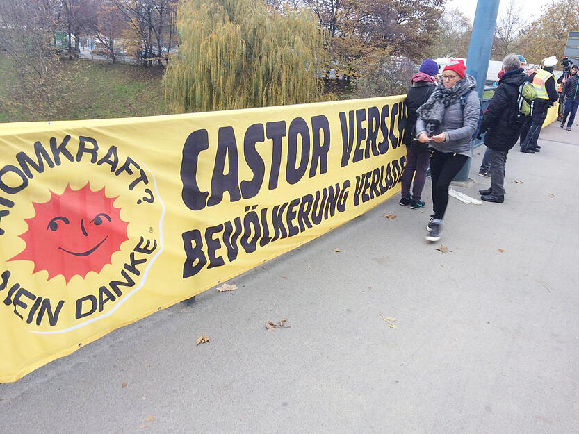 Vierter Castor-Transport auf dem Neckar Vierter Castor-Transport auf dem Neckar