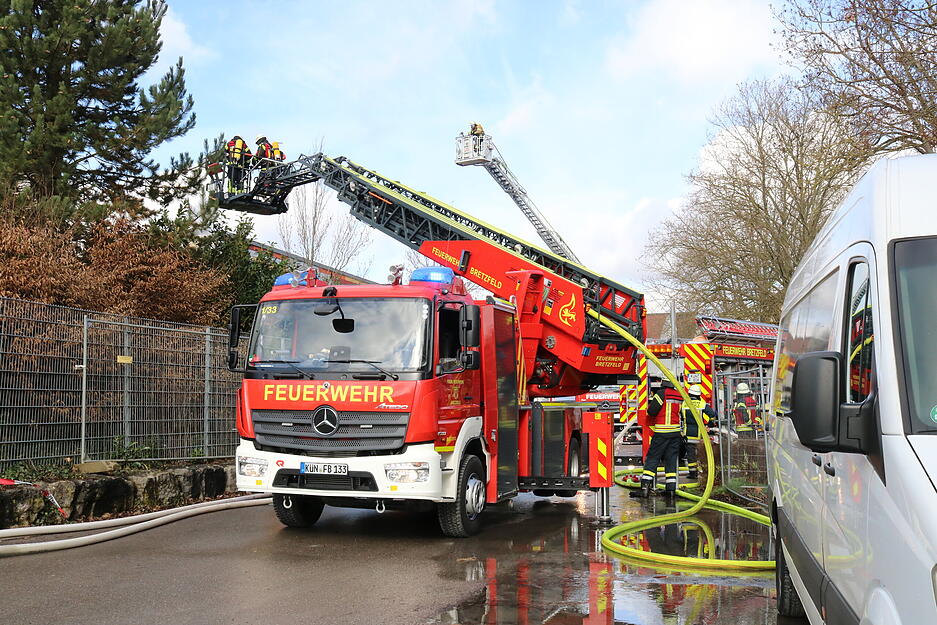 Feuerwehr-Großeinsatz: Brand im Öhringer Hallenbad