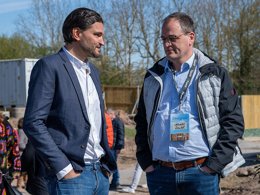 Journalisten, Firmenvertreter und Bürgermeister aus umliegenden Gemeinden sind zum symbolischen Auftakt der Baustelle geladen, um „den Start von etwas ganz besonderem“ zu feiern.