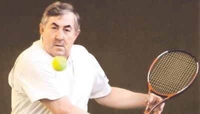 Helmut M. Jahn liebt Tennis. Seine Idole sind Rod Laver und Boris Becker. Der Landrat fährt auch gerne Ski und schätzt &bdquo;jede gute Küche und alle Arten von Wein&ldquo;. Klassik und Jazz hört er genauso gern wie die Beatles. Im Urlaub liest er vor allem Krimis.