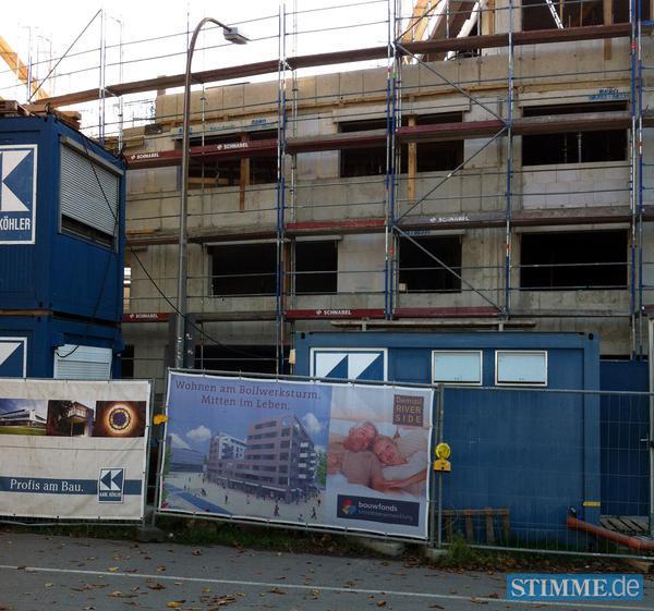 ... der Rohbau des Wohn- und Geschäftshauses »Riverside« auf dem südlich gelegenen Grundstücks ist schon weit vorangeschritten. ... der Rohbau des Wohn- und Geschäftshauses »Riverside« auf dem südlich gelegenen Grundstücks ist schon weit vorangeschritten.
