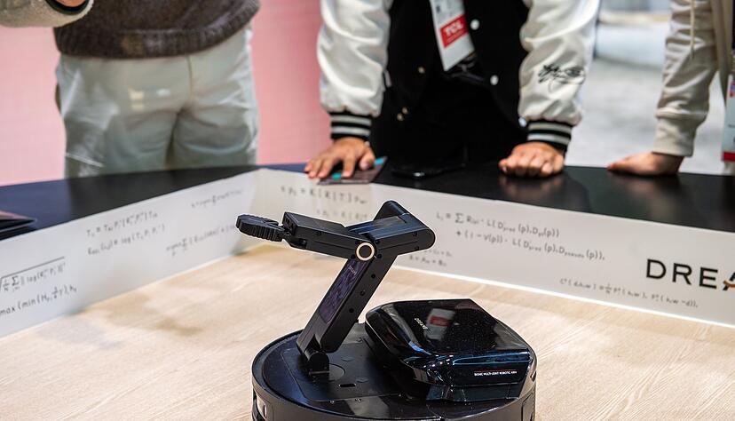 Auch der Anbieter Dreame pr&auml;sentiert den Prototyp eines Roboter-Staubsaugers mit Greifarm auf der Technik-Messe CES.
