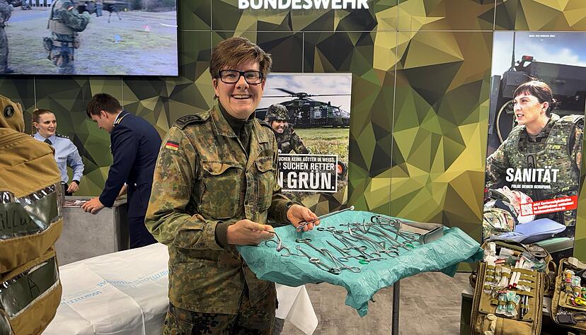 Eine Sanitäterin der Bundeswehr stellt beim DGOU-Kongress die Feldausrüstung für die Versorgung von Verletzten vor. Eine Sanitäterin der Bundeswehr stellt beim DGOU-Kongress die Feldausrüstung für die Versorgung von Verletzten vor.