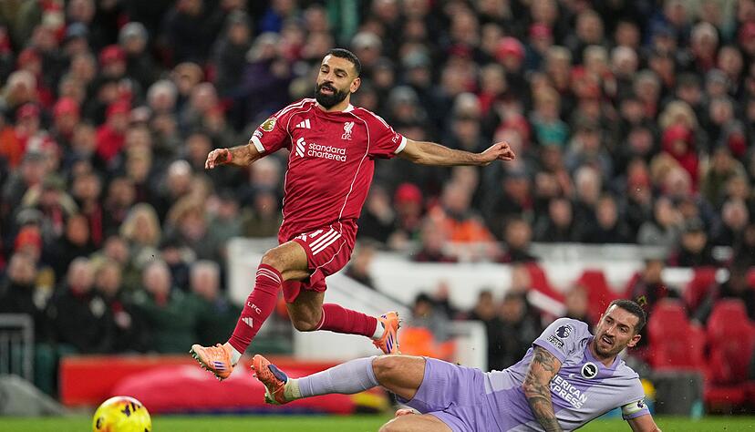 Wieder am Ball: Liverpools Mohamed Salah (r). Wieder am Ball: Liverpools Mohamed Salah (r).