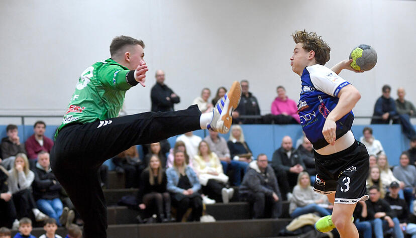 Erstes Spiel und erstes Tor nach rund zehnmonatiger Pause: Der 18-j&auml;hrige Mathis Paulsen (rechts) trifft nach knapp 24 Minuten zum 15:6 und wird besonders gefeiert.