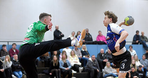 Erstes Spiel und erstes Tor nach rund zehnmonatiger Pause: Der 18-j&auml;hrige Mathis Paulsen (rechts) trifft nach knapp 24 Minuten zum 15:6 und wird besonders gefeiert.
