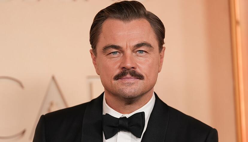 Leonardo DiCaprio mit Schnauzer bei den Oscars 2026 - das sorgte für Gesprächsstoff. (Archivbild) Leonardo DiCaprio mit Schnauzer bei den Oscars 2026 - das sorgte für Gesprächsstoff. (Archivbild)