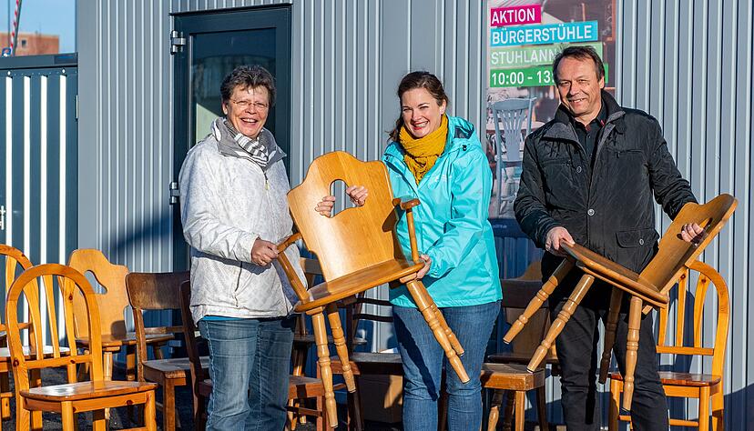 Ulli Barthelmes (links) übergibt ihre Küchenstühle an Sabine Andresen (Mitte) aus der Buga-Planungsabteilung und an Schreiner Wolfgang Ihle (rechts).
Foto: Mario Berger