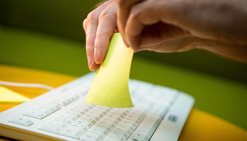 Schritt 3: Die Klebeseite umdrehen und durch dieselbe Tastenzeile noch einmal ziehen. Schritt 3: Die Klebeseite umdrehen und durch dieselbe Tastenzeile noch einmal ziehen.