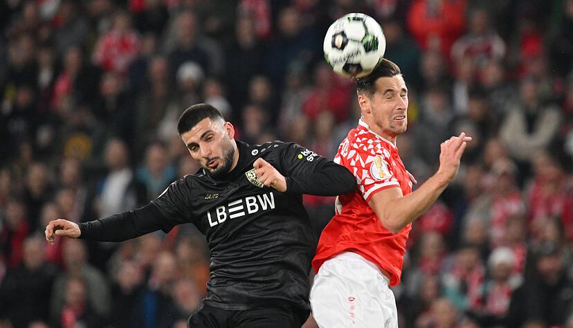 Intensives Duell: Stuttgarts Deniz Undav und Dominik Kohr von Mainz 05 Intensives Duell: Stuttgarts Deniz Undav und Dominik Kohr von Mainz 05