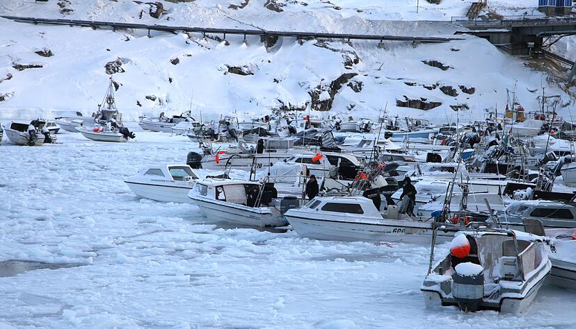 Der Hafen von Ilulissat ist teils zugefroren.