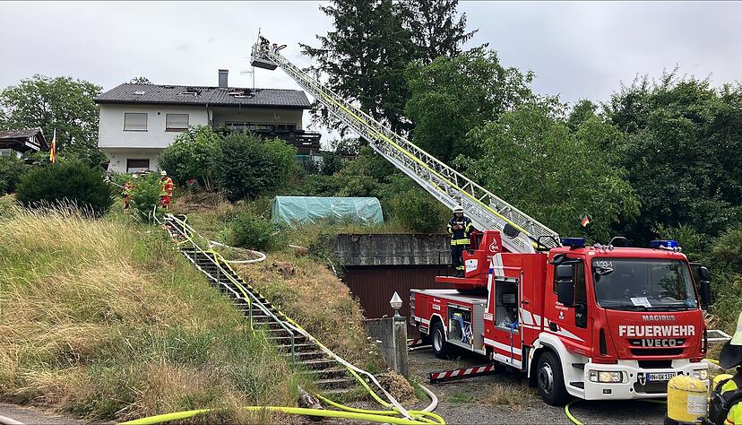 Die Löscharbeiten des Dachstuhlbrands in Löwenstein-Reisach werden mithilfe einer Drehleiter durchgeführt.