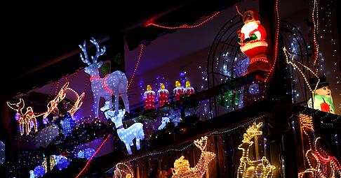 Dekorationen im Außenbereich müssen gut gesichert sein: Bei Schäden durch herumfliegende Gegenstände haften Mieter oder Eigentümer ohne entsprechende Versicherung.