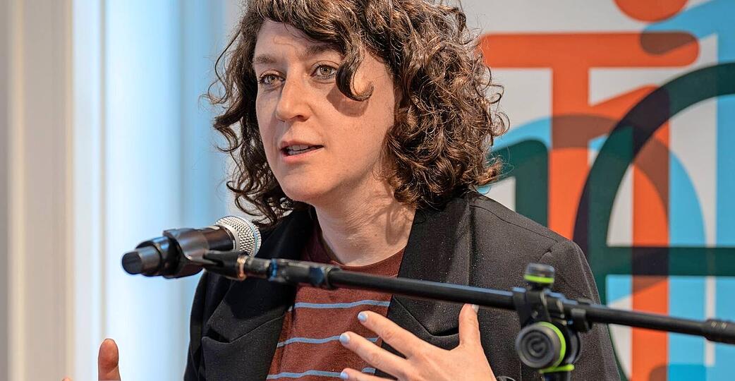 &bdquo;Wir setzen unsere Schritte auf das, was wir dank oder trotz unserer M&uuml;tter wurden.&ldquo; Mehrfach ausgezeichnete Autorin, Journalistin, Tochter, Mutter: Lena Gorelik auf Lesetour durch Deutschlands Literaturh&auml;user im Trappenseeschloss Heilbronn.