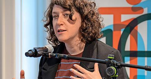 &bdquo;Wir setzen unsere Schritte auf das, was wir dank oder trotz unserer M&uuml;tter wurden.&ldquo; Mehrfach ausgezeichnete Autorin, Journalistin, Tochter, Mutter: Lena Gorelik auf Lesetour durch Deutschlands Literaturh&auml;user im Trappenseeschloss Heilbronn.