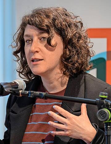 &bdquo;Wir setzen unsere Schritte auf das, was wir dank oder trotz unserer M&uuml;tter wurden.&ldquo; Mehrfach ausgezeichnete Autorin, Journalistin, Tochter, Mutter: Lena Gorelik auf Lesetour durch Deutschlands Literaturh&auml;user im Trappenseeschloss Heilbronn.