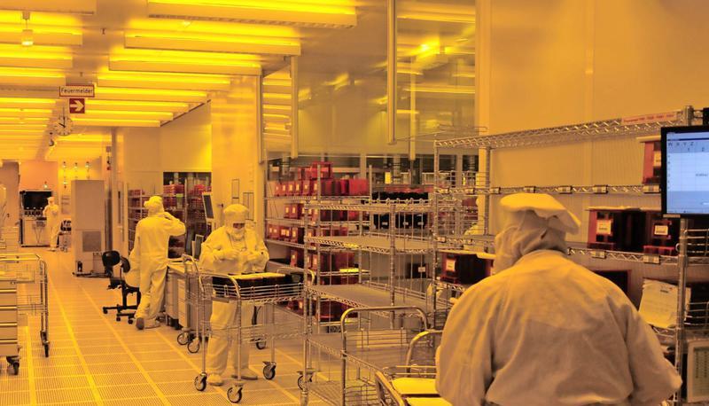 Nur noch wenige Monate wird in diesem Reinraum der Heilbronner Chip-Fabrik von Telefunken Semiconductors produziert. Das Aus ist besiegelt.
Foto: Archiv Nur noch wenige Monate wird in diesem Reinraum der Heilbronner Chip-Fabrik von Telefunken Semiconductors produziert. Das Aus ist besiegelt.
Foto: Archiv