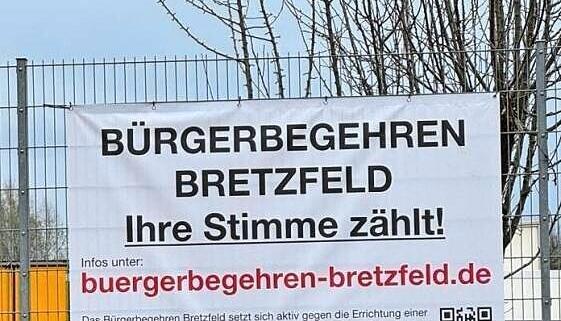 Mit großen Plakaten wird auf das Bürgerbegehren hingewiesen. Mit großen Plakaten wird auf das Bürgerbegehren hingewiesen.