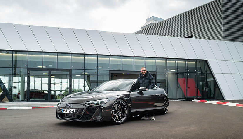 Redakteur Alexander Schnell konnte mit dem überarbeiteten Audi S E-Tron GT bereits zur ersten Testfahrt starten