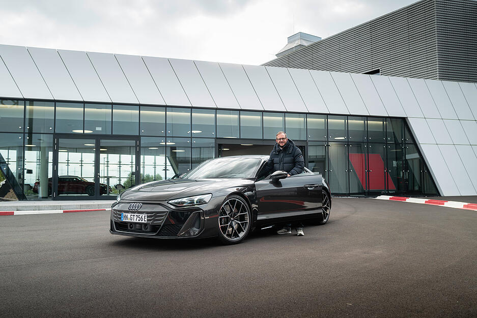 Redakteur Alexander Schnell konnte mit dem überarbeiteten Audi S E-Tron GT bereits zur ersten Testfahrt starten