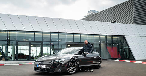 Redakteur Alexander Schnell konnte mit dem überarbeiteten Audi S E-Tron GT bereits zur ersten Testfahrt starten Redakteur Alexander Schnell konnte mit dem überarbeiteten Audi S E-Tron GT bereits zur ersten Testfahrt starten