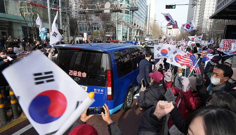 Anhänger des suspendierten Präsidenten protestierten gegen das Vorgehen der Behörden. Anhänger des suspendierten Präsidenten protestierten gegen das Vorgehen der Behörden.